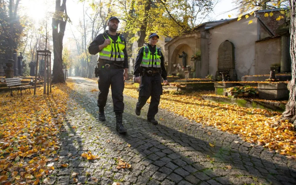 Strážníci hlídkují na pražských hřbitovech, varují před novými triky zlodějů