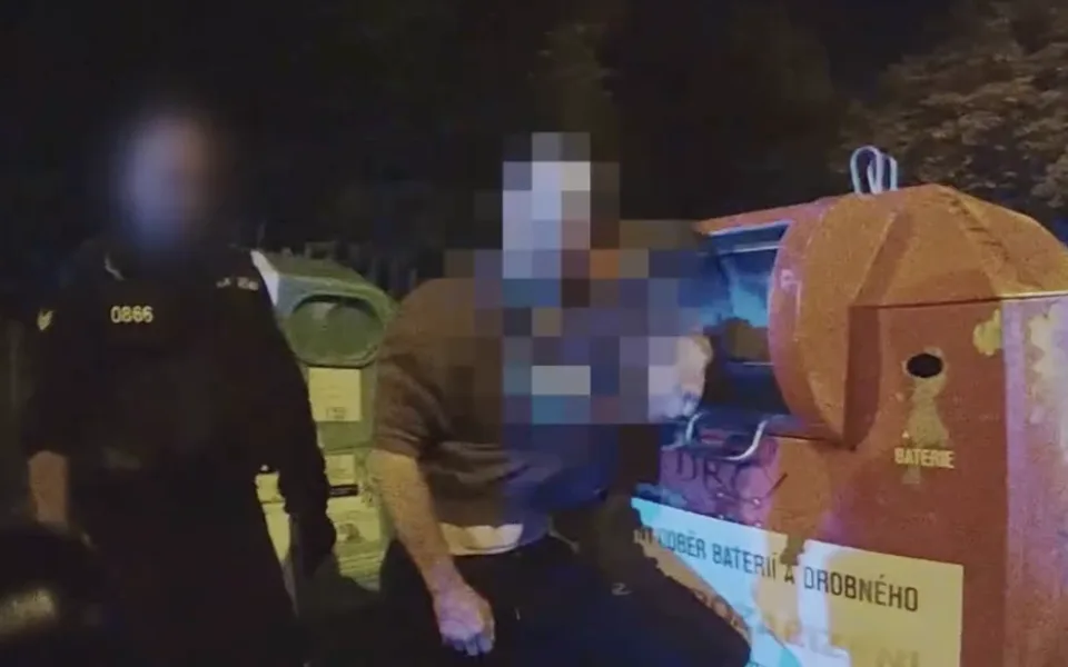 Muž se v kontejneru trápil čtyřicet minut.