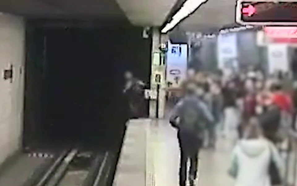 VIDEO: Muž spolykal léky a chtěl spáchat sebevraždu skokem pod metro. Život mu zachránil jiný cestující