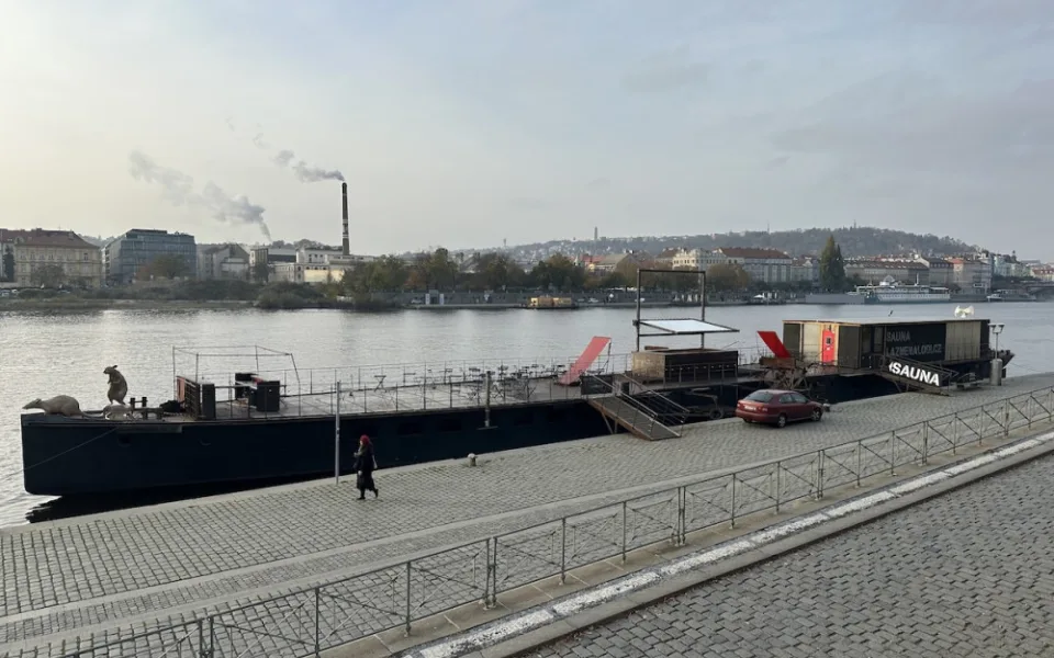 Spolek, který na náplavce provozuje plující galerii, dostal výpověď. Porušil smlouvu saunou a neohlášenými akcemi