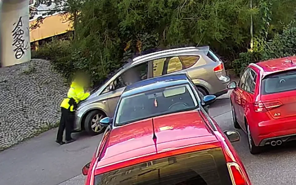 Řidička vjela do zákazu. Když to s ní chtěla strážnice řešit, narazila do ní