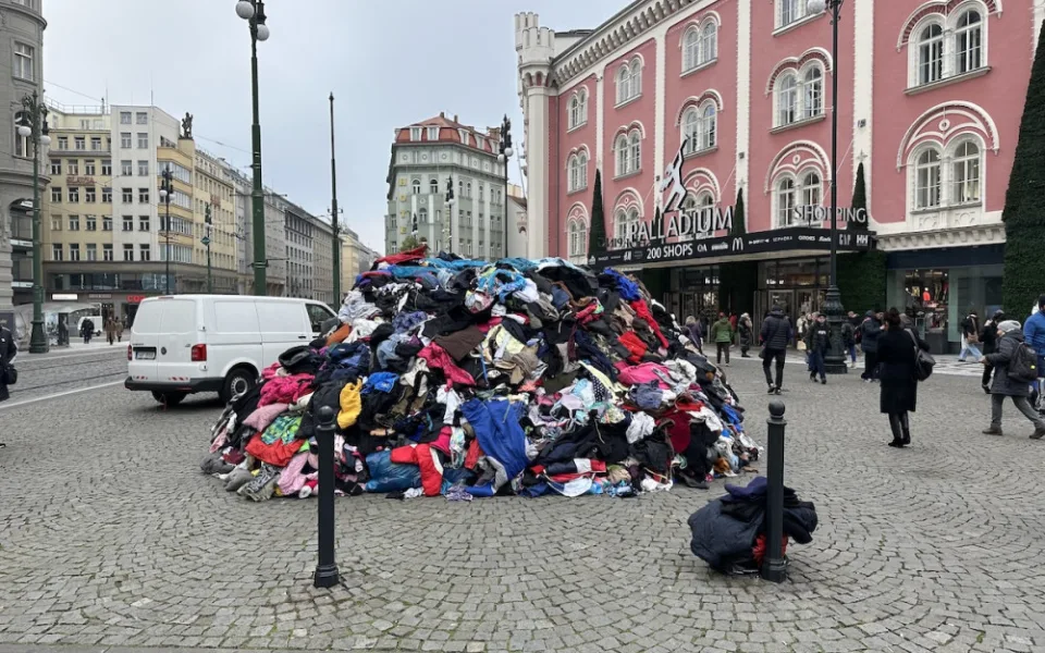 VIDEO: Hromadu oblečení nechalo vyhodit v centru Prahy hlavní město. Má upozornit na nadbytek textilního odpadu