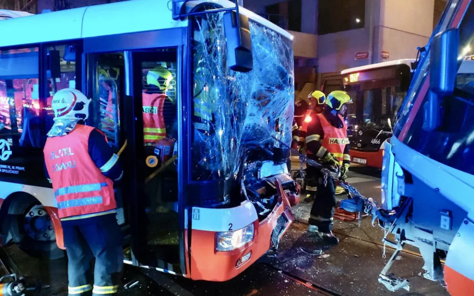 V Libni se srazila tramvaj s autobusem, jeho řidiče museli hasiči vyprostit