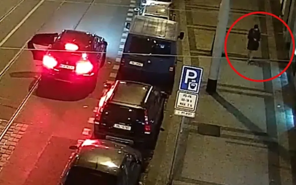 VIDEO: Žena v zeleném kabátě byla svědkyní zločinu, policie po ní pátrá