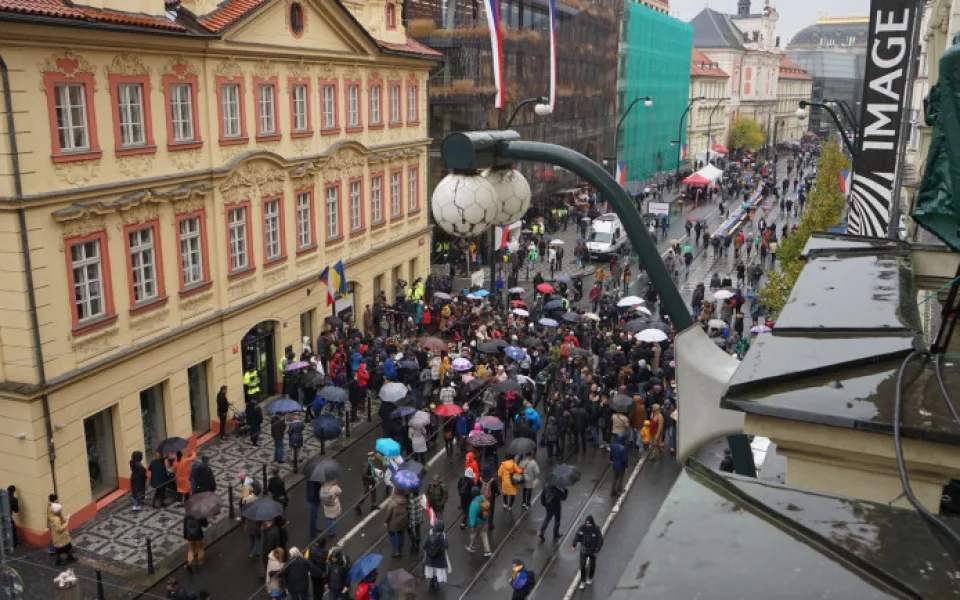 Přinášíme přehled dopravních omezení způsobených oslavami 17. listopadu
