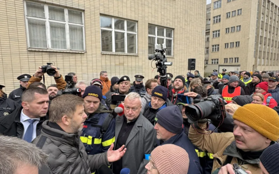Stovky příslušníků bezpečnostních sborů protestují proti nízkým platům