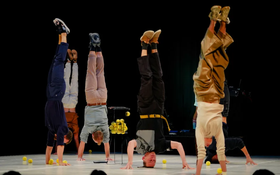 FOTOGALERIE: Akrobatická čísla i příběh. Podívejte se, jak vypadá moderní cirkus