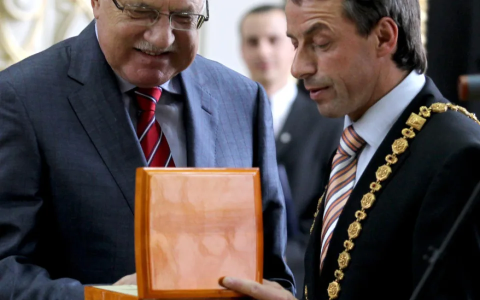 Pavel Bém s tehdejším prezidentem Václavem Klausem v roce 2010, když odcházel z funkce primátora