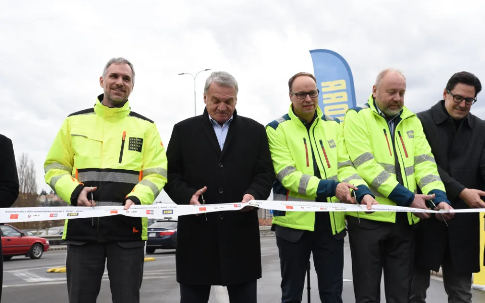 Uzavření Barrandovského mostu je u konce. Řidiče již žádné opravy omezovat nebudou