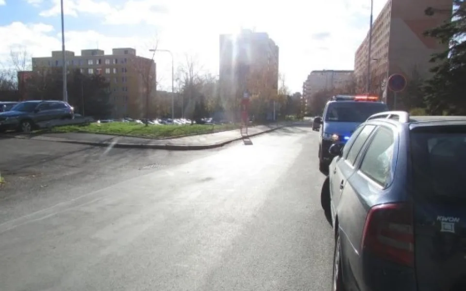 Srazil seniorku a z místa nehody ujel, teď po něm pátrá policie