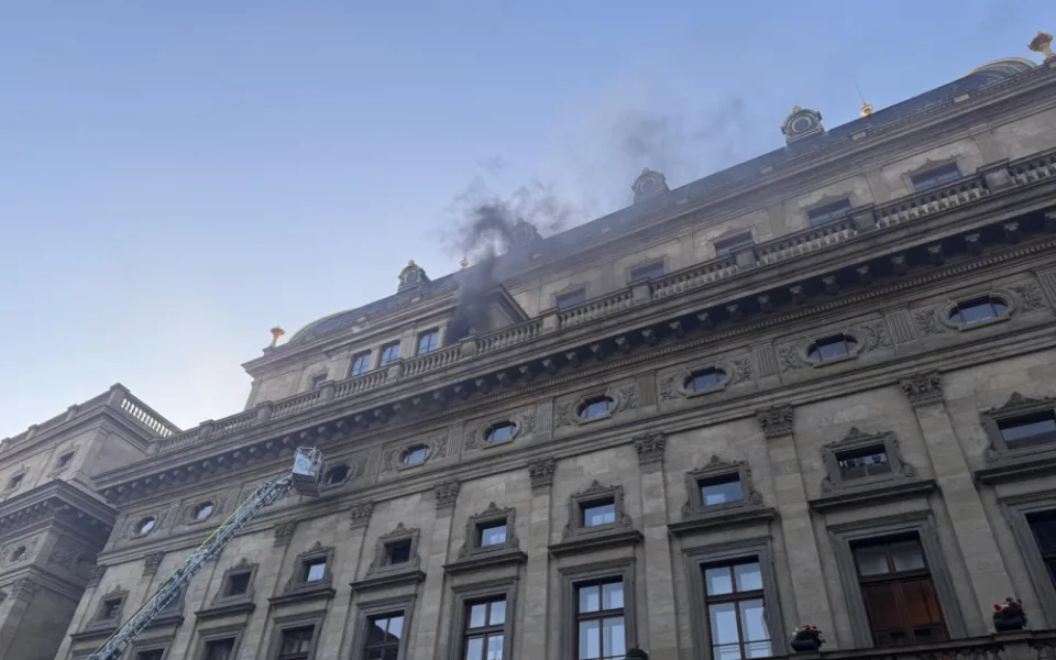 Hasiči zasahují u požáru v Národním divadle