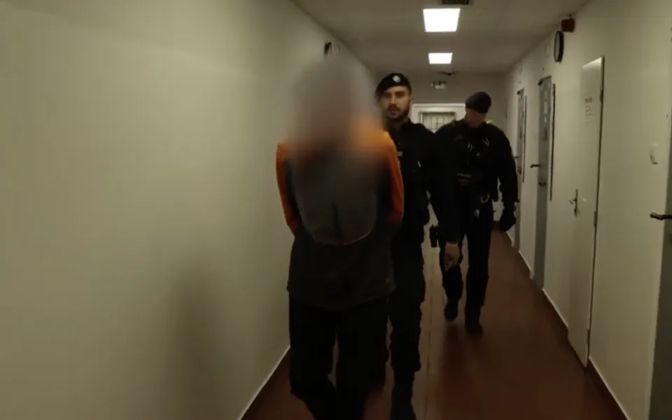 Policie dopadla muže, který zatáhl desetiletou dívku do sklepa paneláku a pokusil se ji znásilnit.