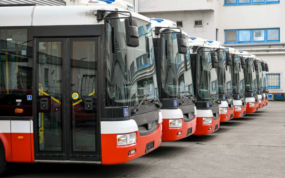 Dopravní podnik Prahy letos daroval ukrajinským městům 30 autobusů.