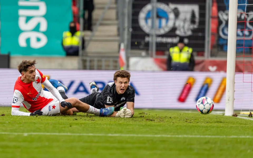 Slavia si porážkou Slovanu pojistila místo na špici tabulky