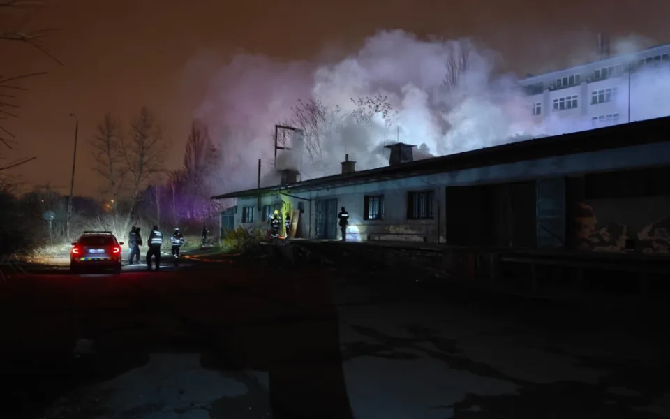 Na nákladovém nádraží hořelo v prázdné budově