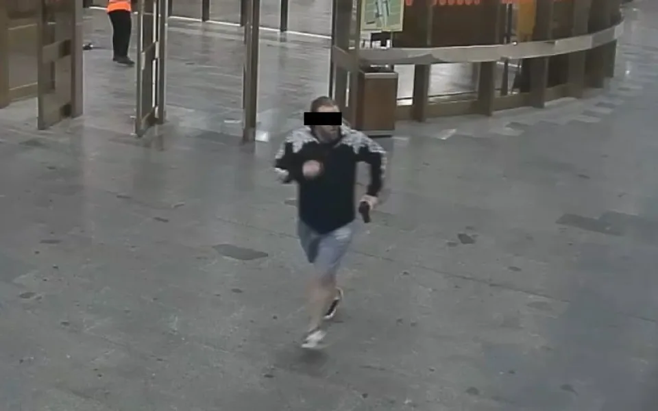 Muž s bradkou střílel na Opatově do vzduchu, policie po něm pátrala