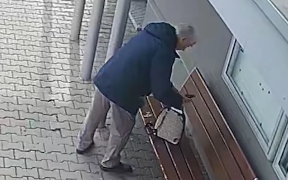 Senior vytáhl z tašky peněženku a odešel.
