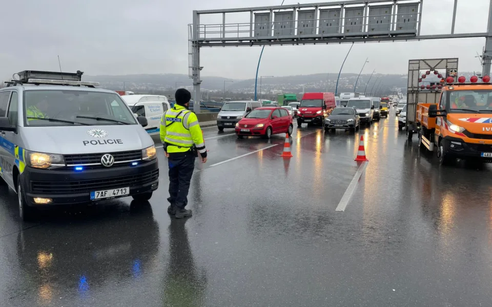 Policie tunel zavřel v obou směrech.