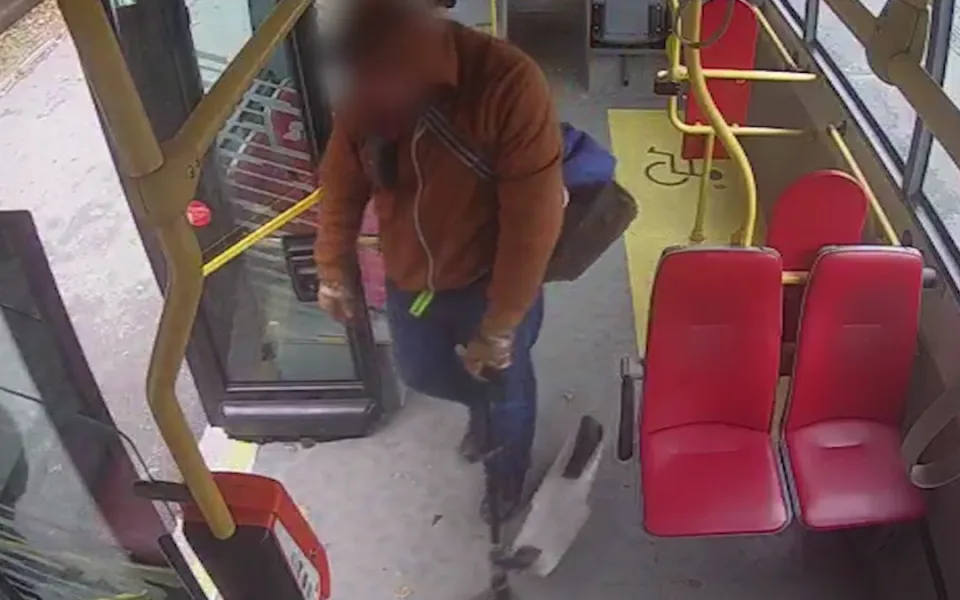 Řidiči autobusu chtěl vypustit kolo.