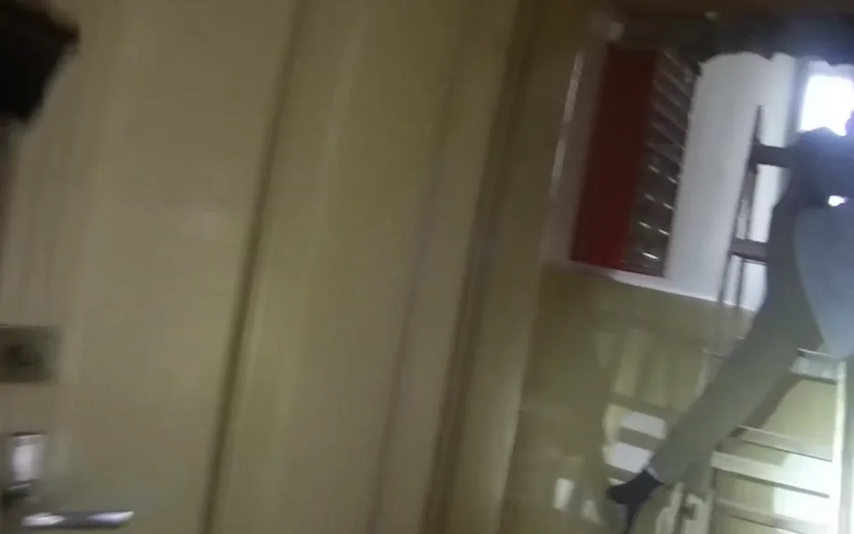 Žena na štaflích spadla a uvízla v nich
