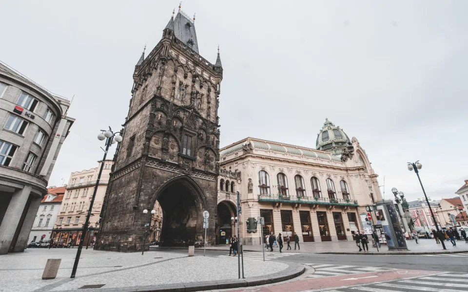 Restaurátoři očistili plášť Prašné brány, čeká ji i generální oprava