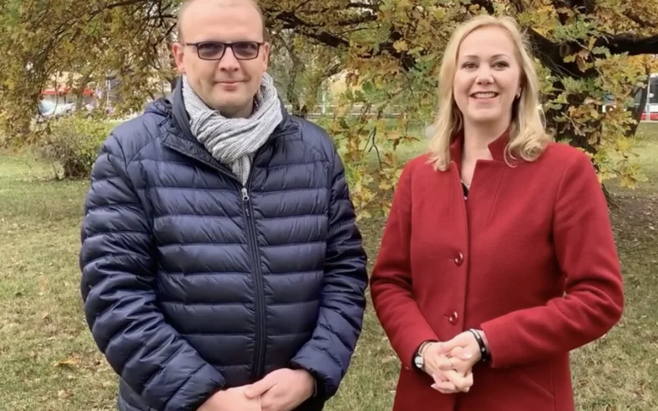 Zastupitelé Prahy 10 odvolali z výborů Komrskovou a Kočího kvůli emailové kauze