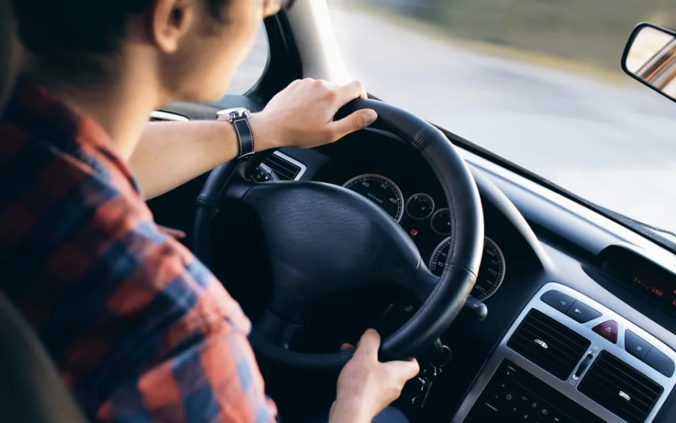 Drogy za volant nepatří ani o Vánocích. Po víkendech a vánočních večírcích jsou kanalizace plné drog.