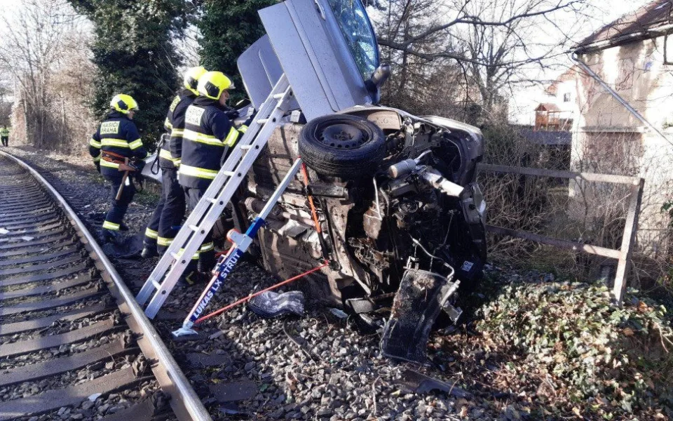 V Praze srazil vlak na přejezdu auto, tři lidi z něj museli vyprostit.
