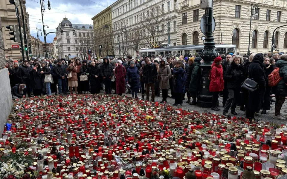 Výročí tragické střelby na Filozofické fakultě si lidé připomenou mší a koncertem. Zúčastní se o prezident