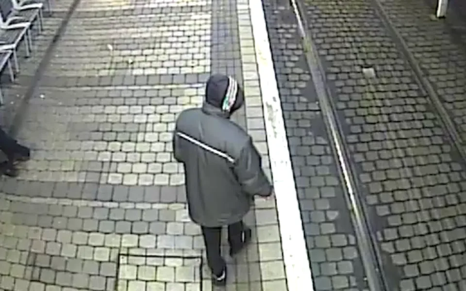 Muž je zřejmě bezdomovec, který jezdí nočními linkami.
