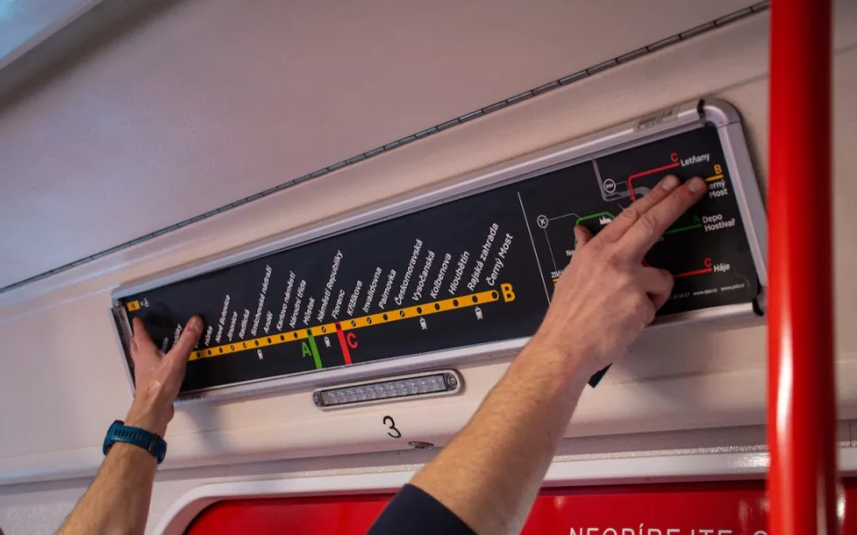 Praha vymění ve všech vozech metra současné cedule se schématy linek
