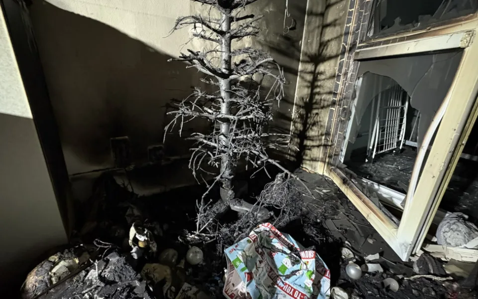 VIDEO: Výbuch pyrotechniky v bytě, požár v Sapě a zase ty prskavky. Pražští hasiči klidné Vánoce neměli