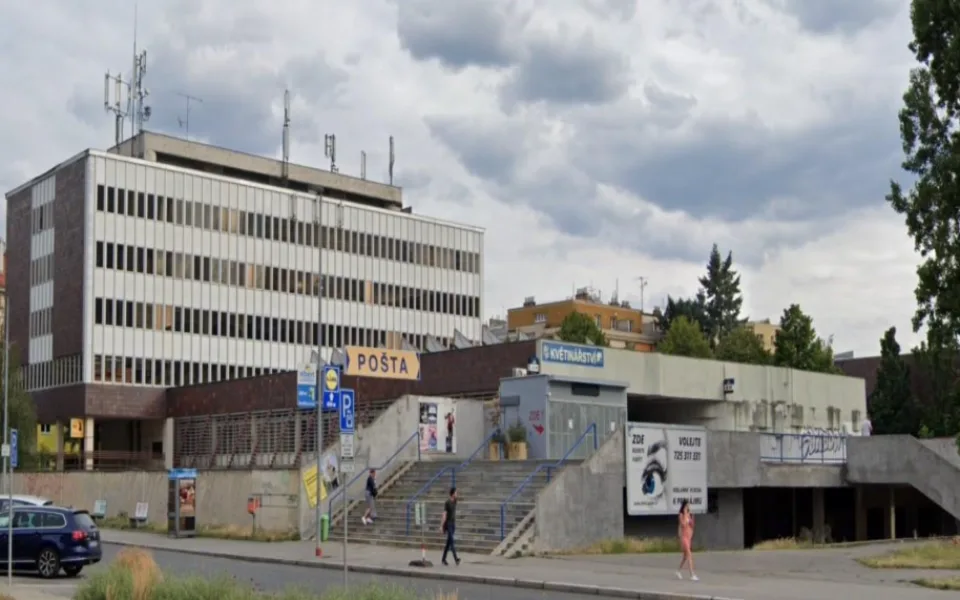 Nová radnice Prahy 4 namísto budovy pošty. Magistrát plánuje Na Strži novostavbu