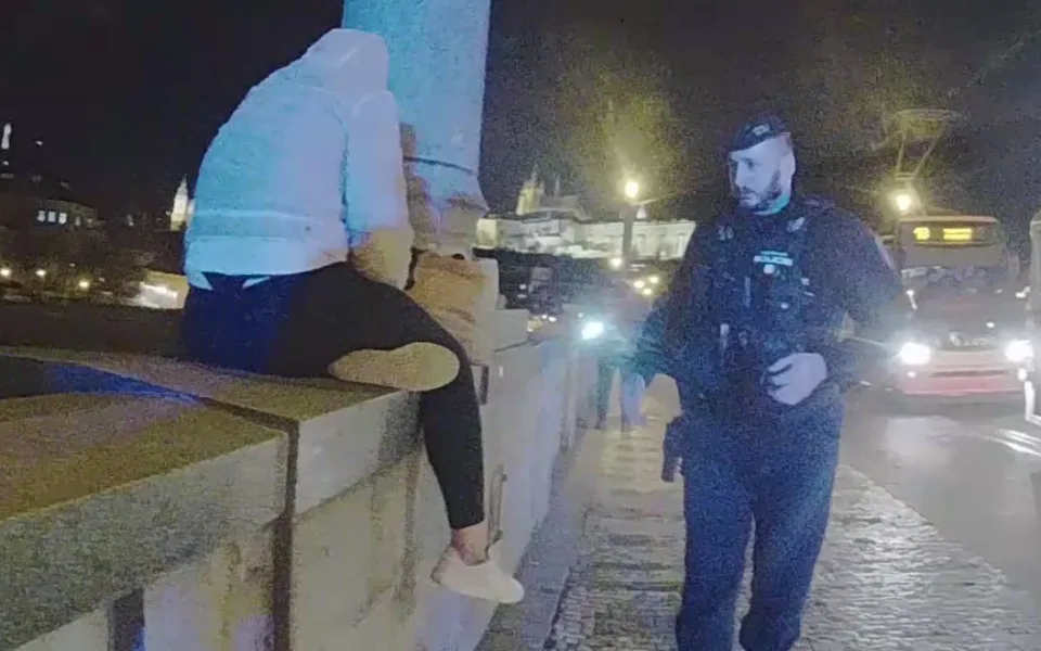 Mladá matka chtěla kvůli problémům skočit z mostu.
