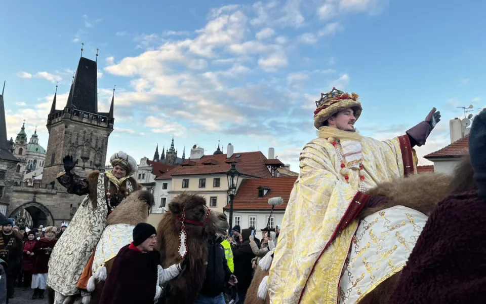Tříkrálový průvod s velbloudy prošel starou Prahou, koledníci dostali požehnání