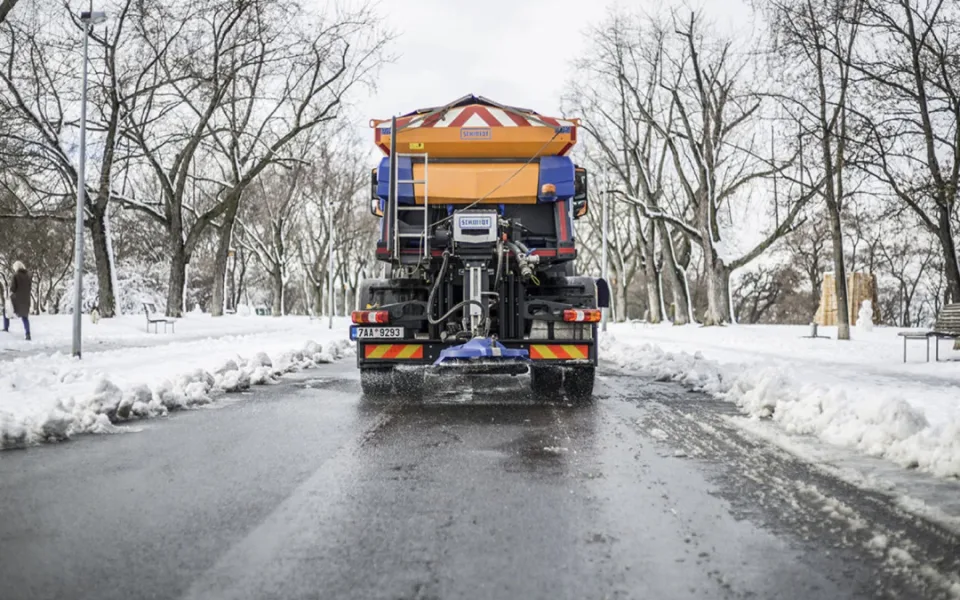 Sněžení, mrznoucí déšť a silná ledovka. Meteorologové varují před nedělním počasím