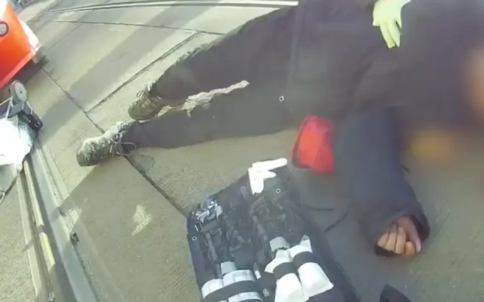 VIDEO: Policisté zasahovali u dvou srážek tramvaje s chodci, varují před nepozorností