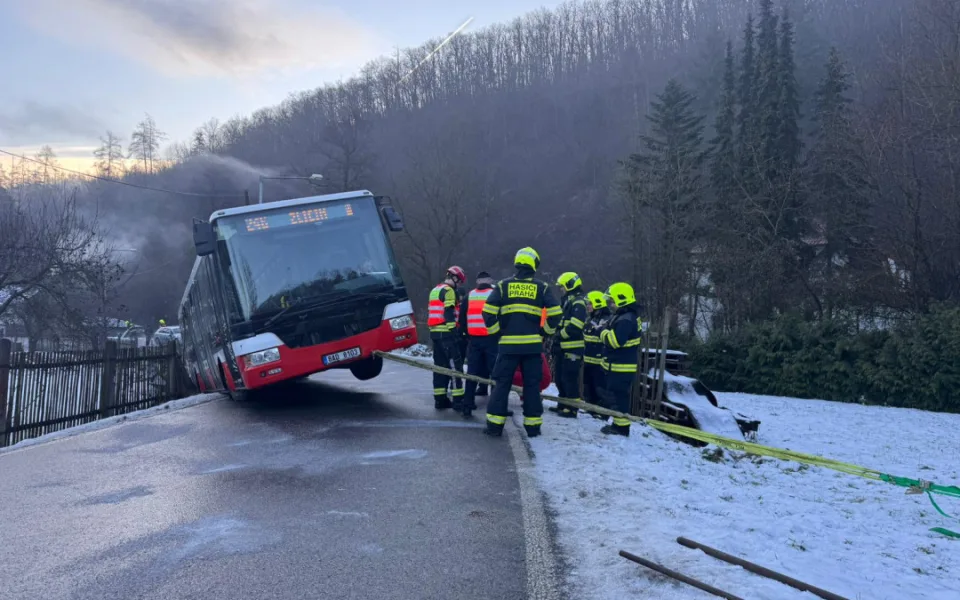 V Radotíně sjel autobus kvůli ledovce do příkopu, museli ho vytáhnout hasiči