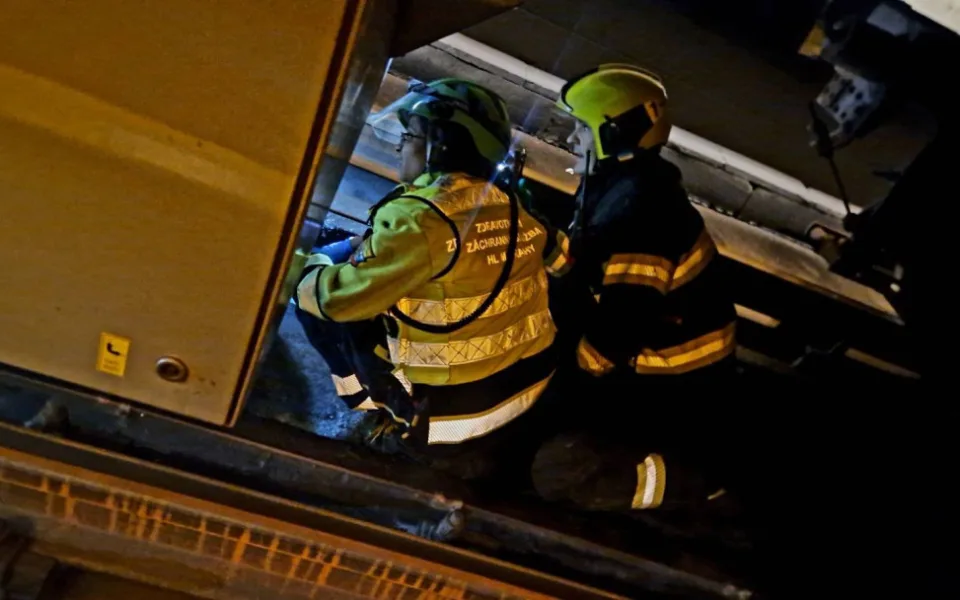 Ve stanici Národní třída spadl člověk pod metro, provoz je zastaven