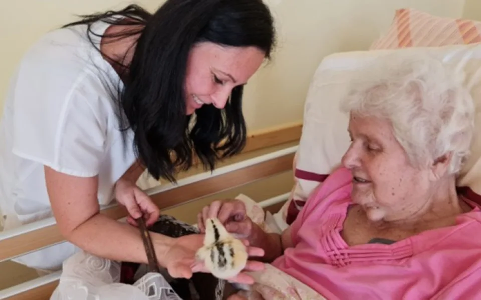 Věnovala se nemocným seniorům, teď sama potřebuje pomoc. Eva bojuje s agresivním nádorem na mozku.