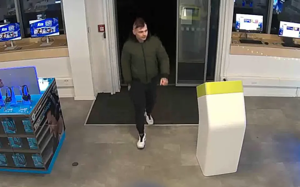 VIDEO: Muž je v prodejně elektra v Praze stálým zákazníkem. Místo nákupu ale telefony krade