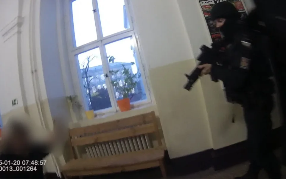 Žák pražské střední školy vyhrožoval střelbou. Přišli si pro něj policisté s dlouhými zbraněmi
