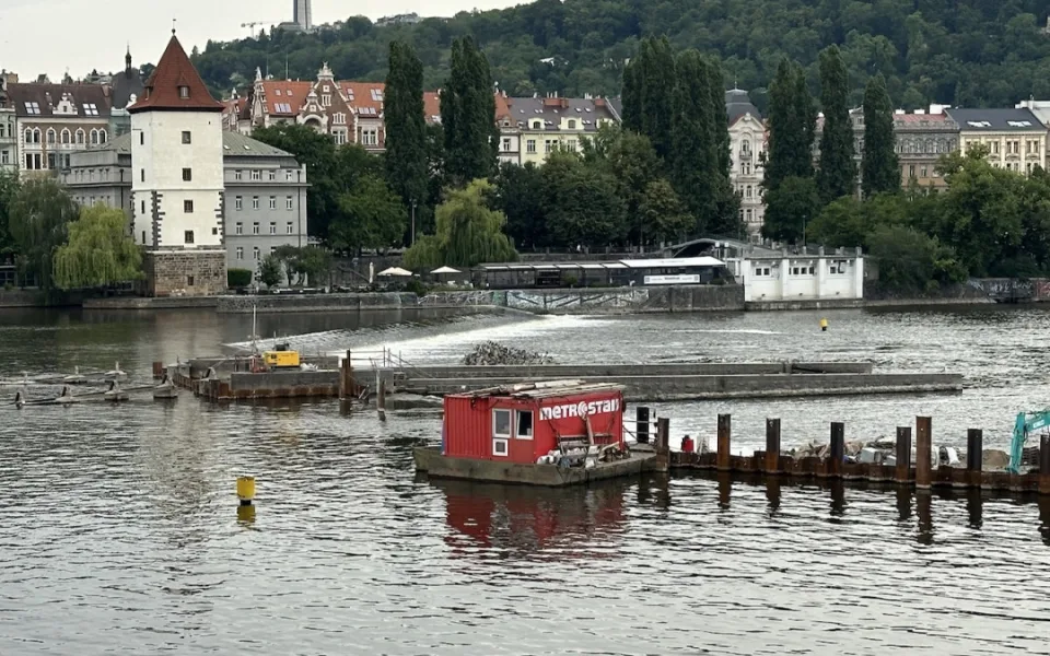 Šítkovský jez je u Jiráskova mostu.