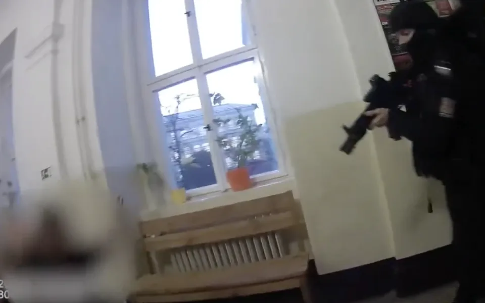 Do školy přišli policisté s dlouhými zbraněmi.