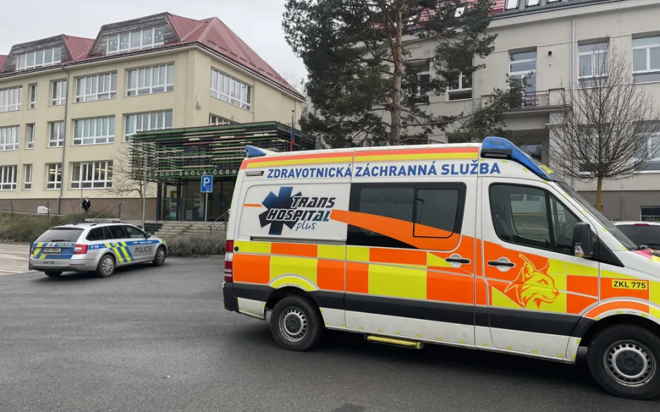 Policie zasahuje na škole v Černošicích