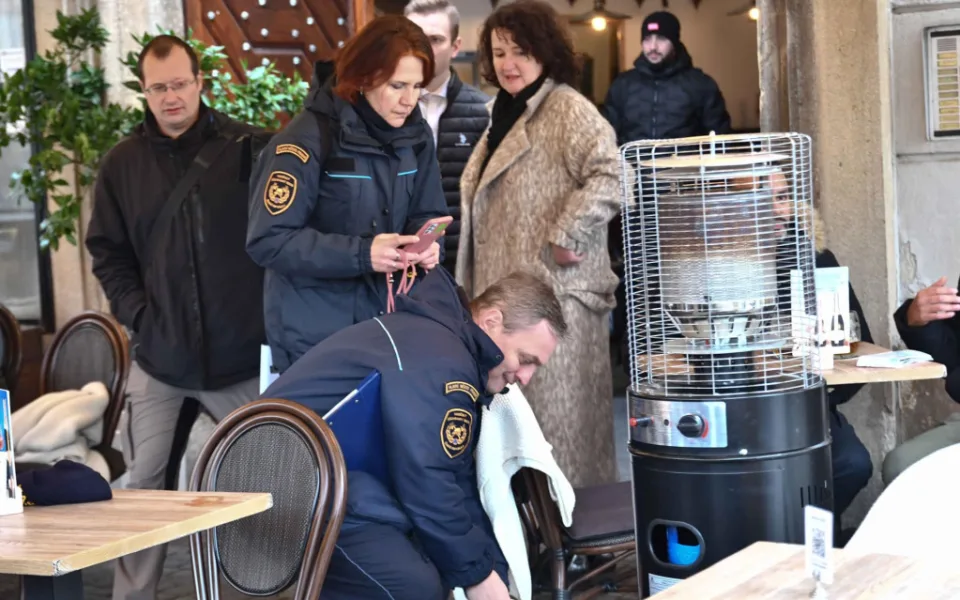 Předzahrádky restaurací na Staroměstském náměstí prošly kontrolou, nedostatky našli hasiči ve všech