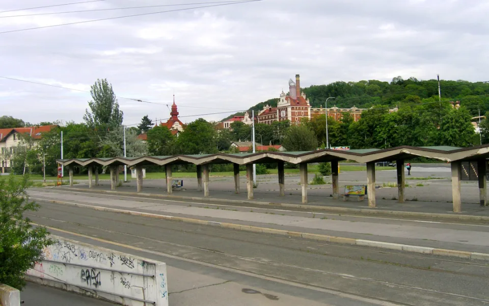 Kvůli poškozené statice nechá dopravní podnik zbourat betonové přístřešky na Nádraží Braník