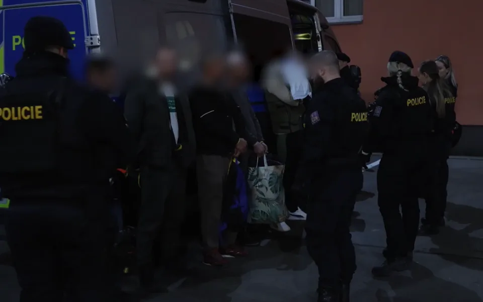 V rámci akce Korzet zkontrolovali policisté během páteční noci přes tisíc osob, několik set provozoven a vozidel