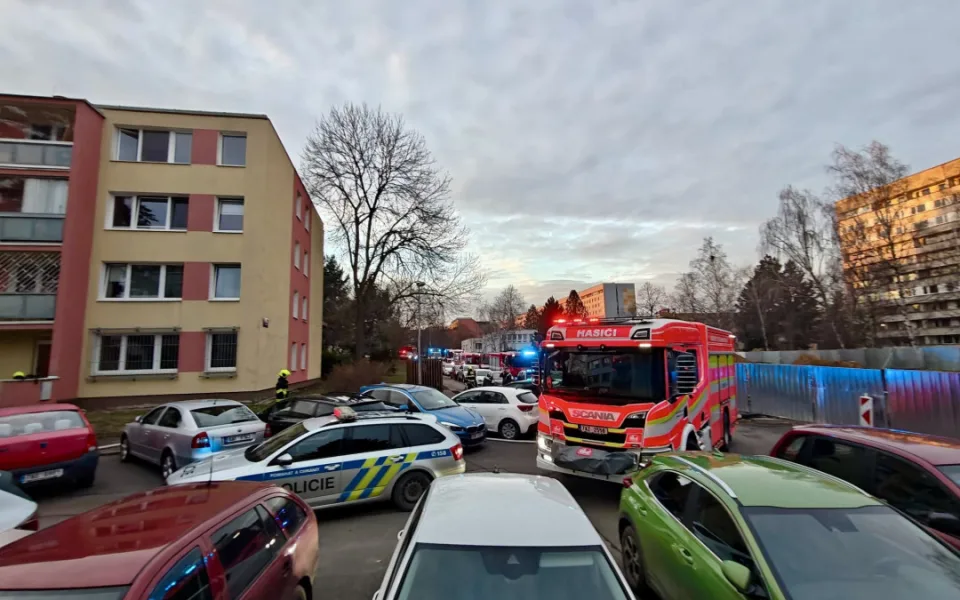 Při požáru bytového domu na pražském Proseku zemřel člověk