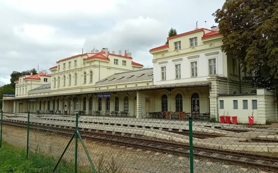 Dejvická nádražka změní majitele. Petice za zachování původní restaurace má již přes tři tisíce podpisů